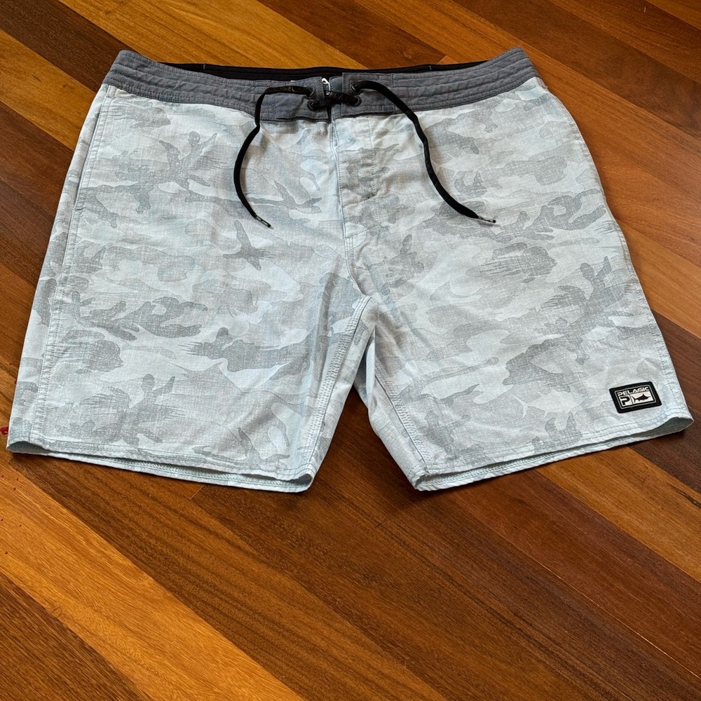 🌊 Pelagic Camo Fishing Shorts - Size 36 - Like New, Quick Dry